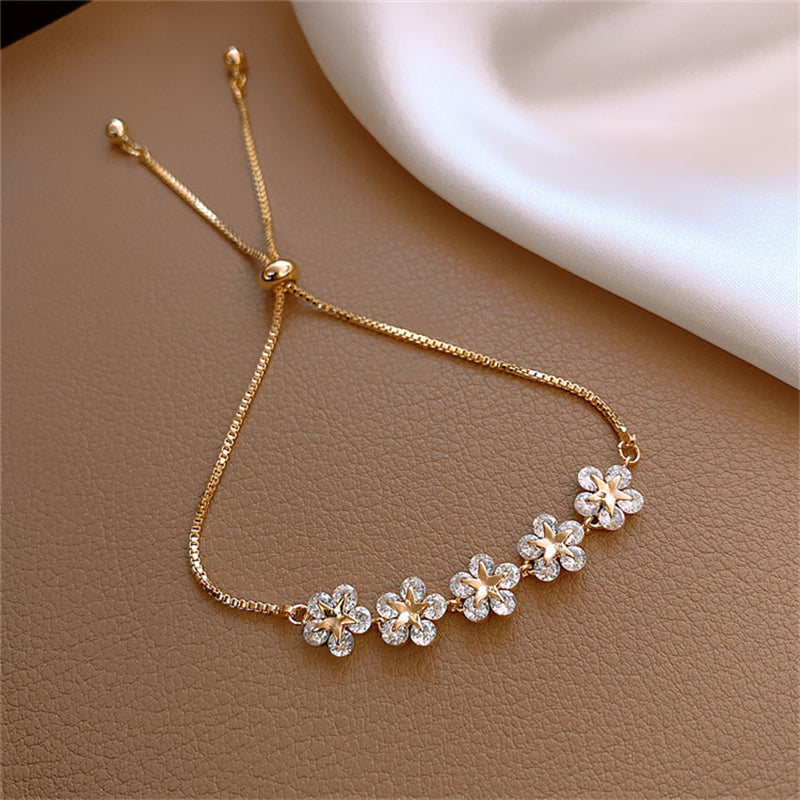 Justerbar armbånd med luksuriøse funklende blomster i 18 karat forgyldt design
